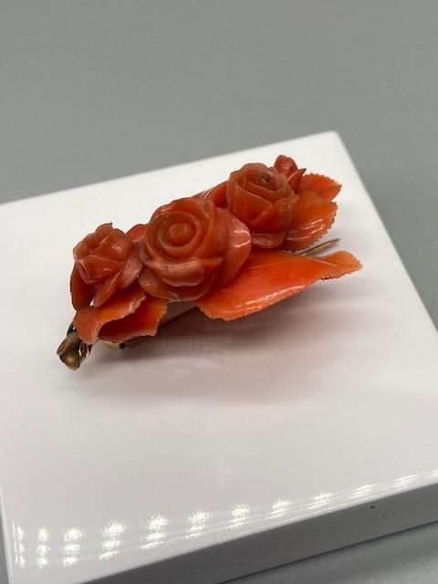 An Antique gold [tested 18ct-22ct] and hand carved coral rose design brooch/ Pendant. [9 Grams] - Image 3 of 5