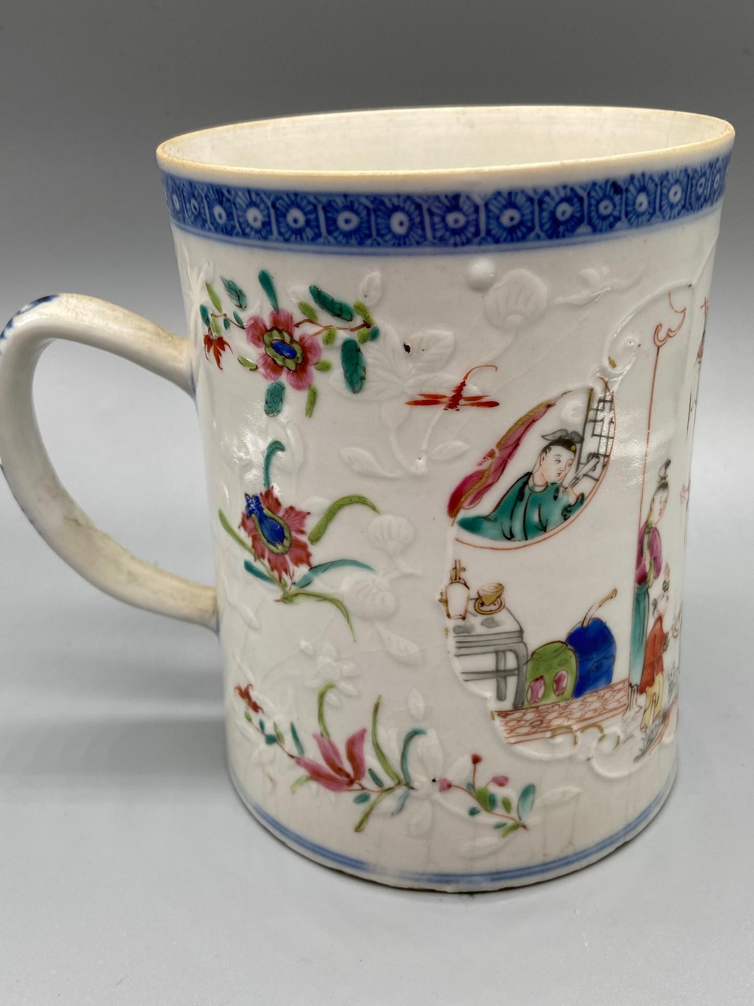A large 19th century Chinese hand painted mug. Detailed with various hand painted figures and - Image 4 of 7