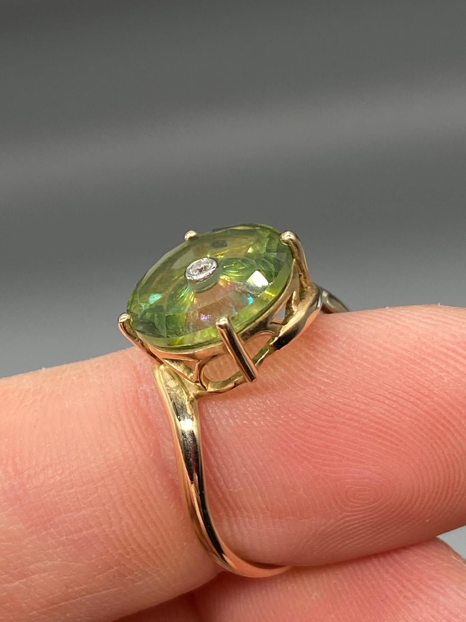 An exquisite designed ladies 9ct/10K gold ring. Designed with a large green round cut stone with a - Image 4 of 6