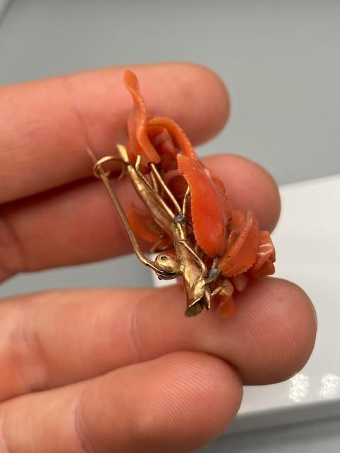 An Antique gold [tested 18ct-22ct] and hand carved coral rose design brooch/ Pendant. [9 Grams] - Image 5 of 5