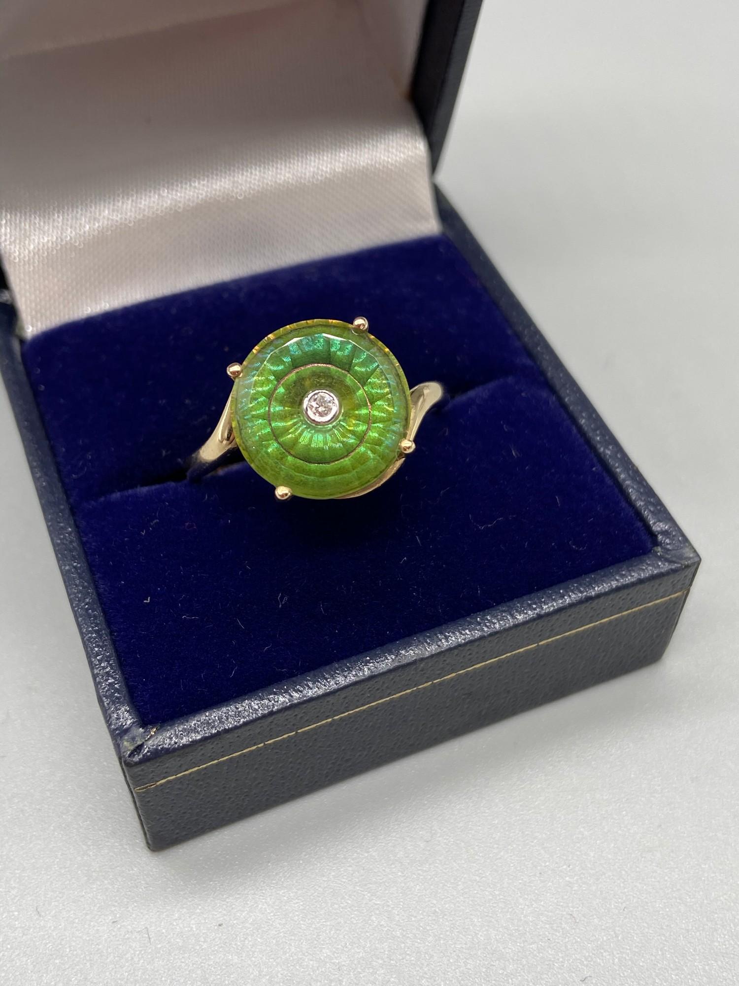 An exquisite designed ladies 9ct/10K gold ring. Designed with a large green round cut stone with a - Image 2 of 6