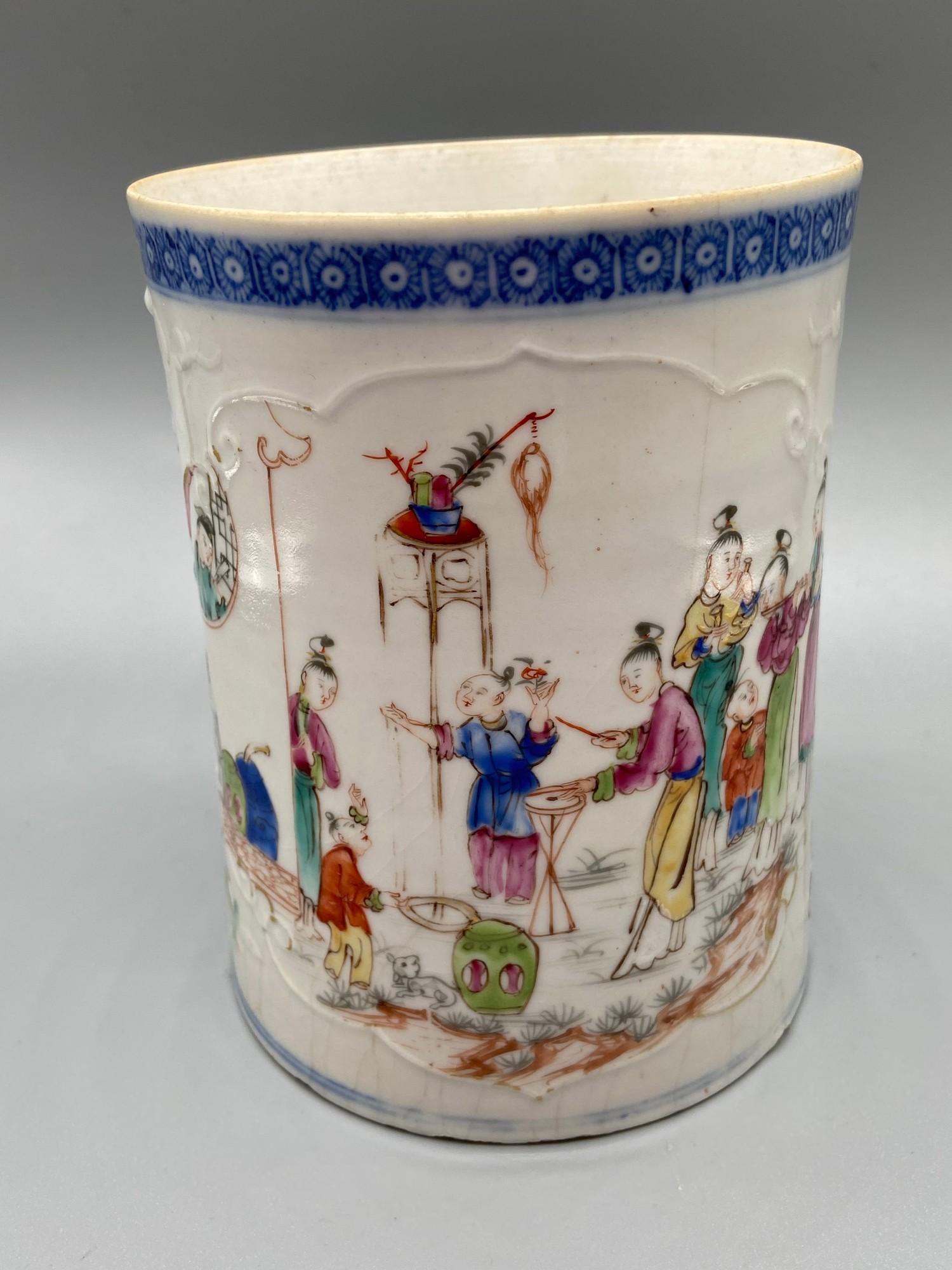 A large 19th century Chinese hand painted mug. Detailed with various hand painted figures and - Image 5 of 7