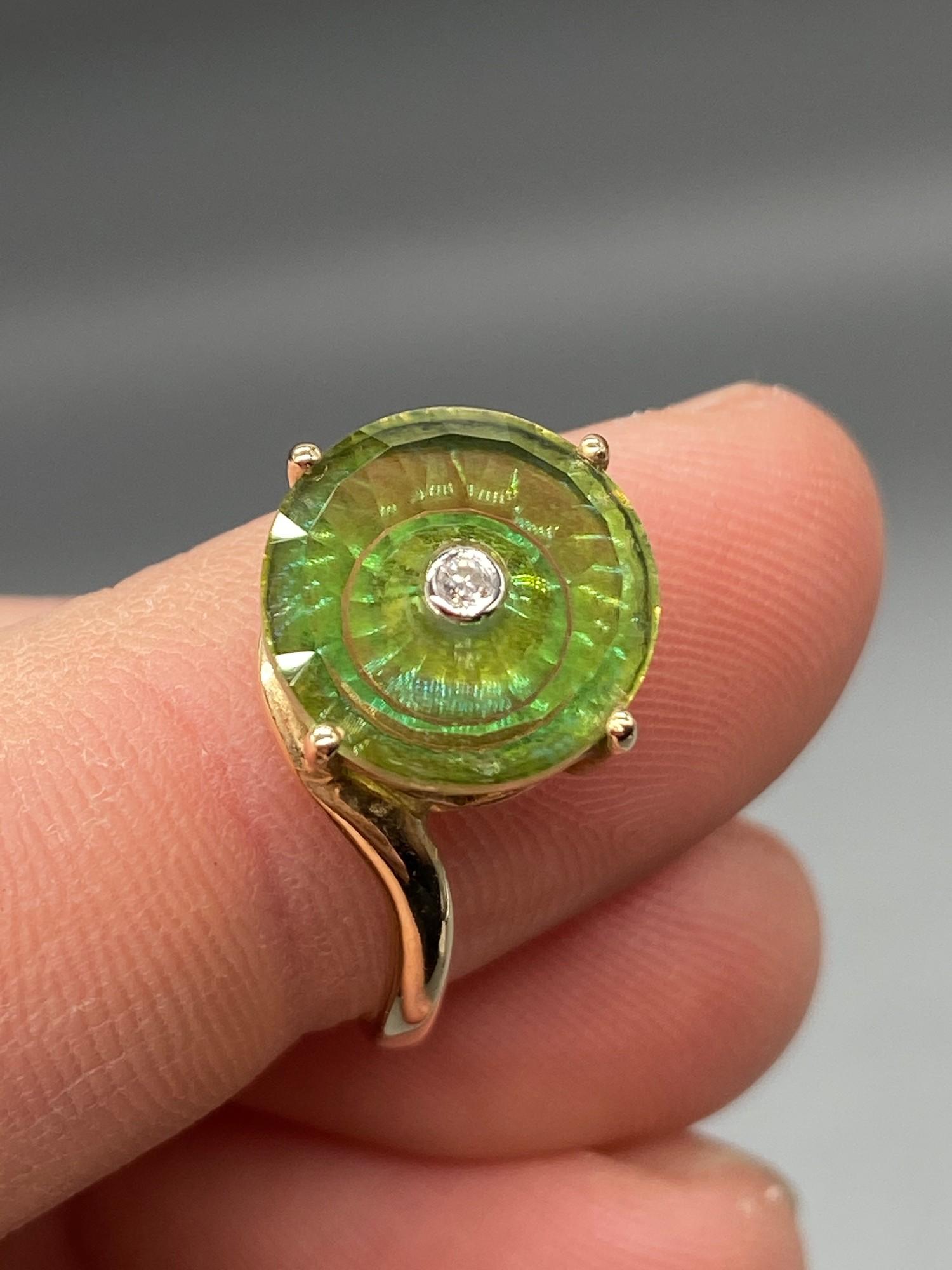 An exquisite designed ladies 9ct/10K gold ring. Designed with a large green round cut stone with a - Image 3 of 6