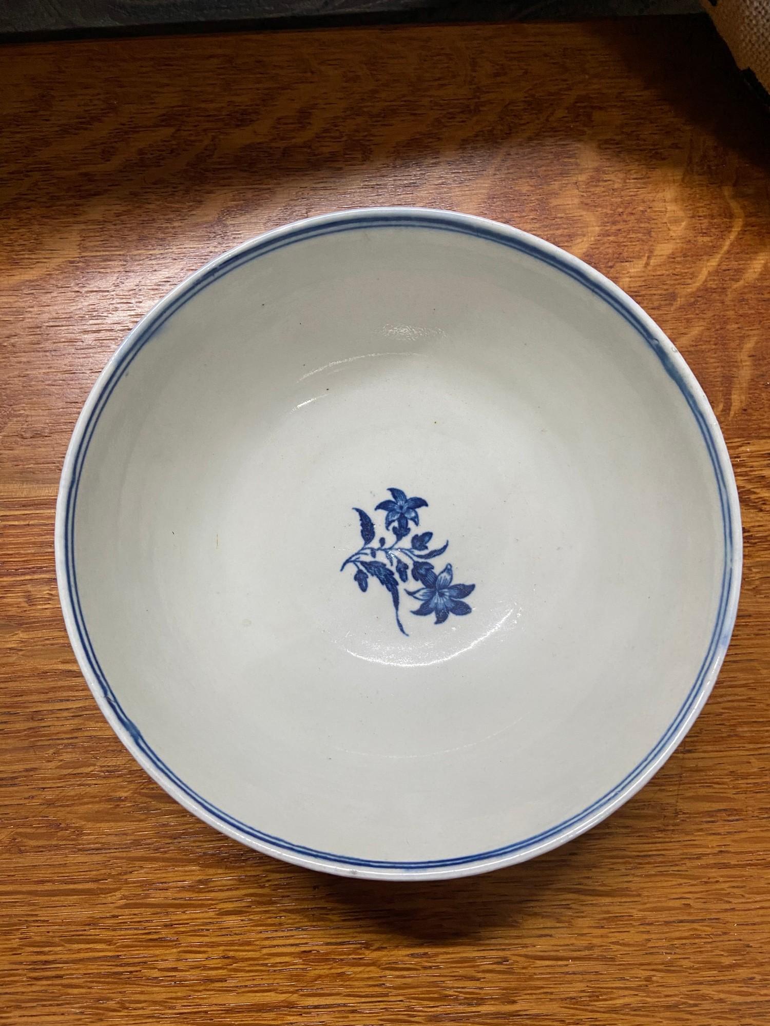 An 18th century blue and white Worcester bowl. - Image 4 of 6
