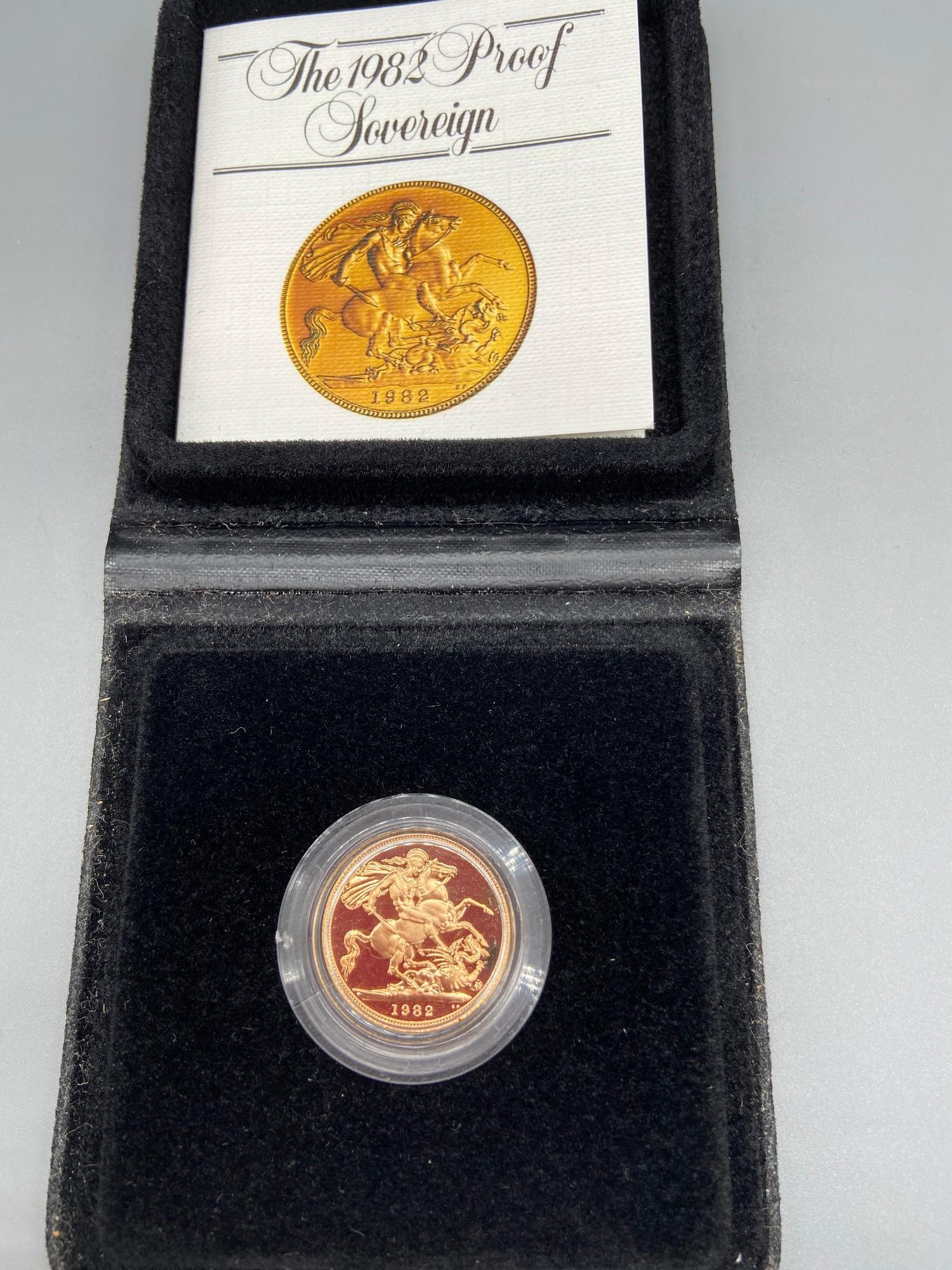 1982 Gold Sovereign. Produced by the Royal Mint. Comes with a fitted case and certificate.