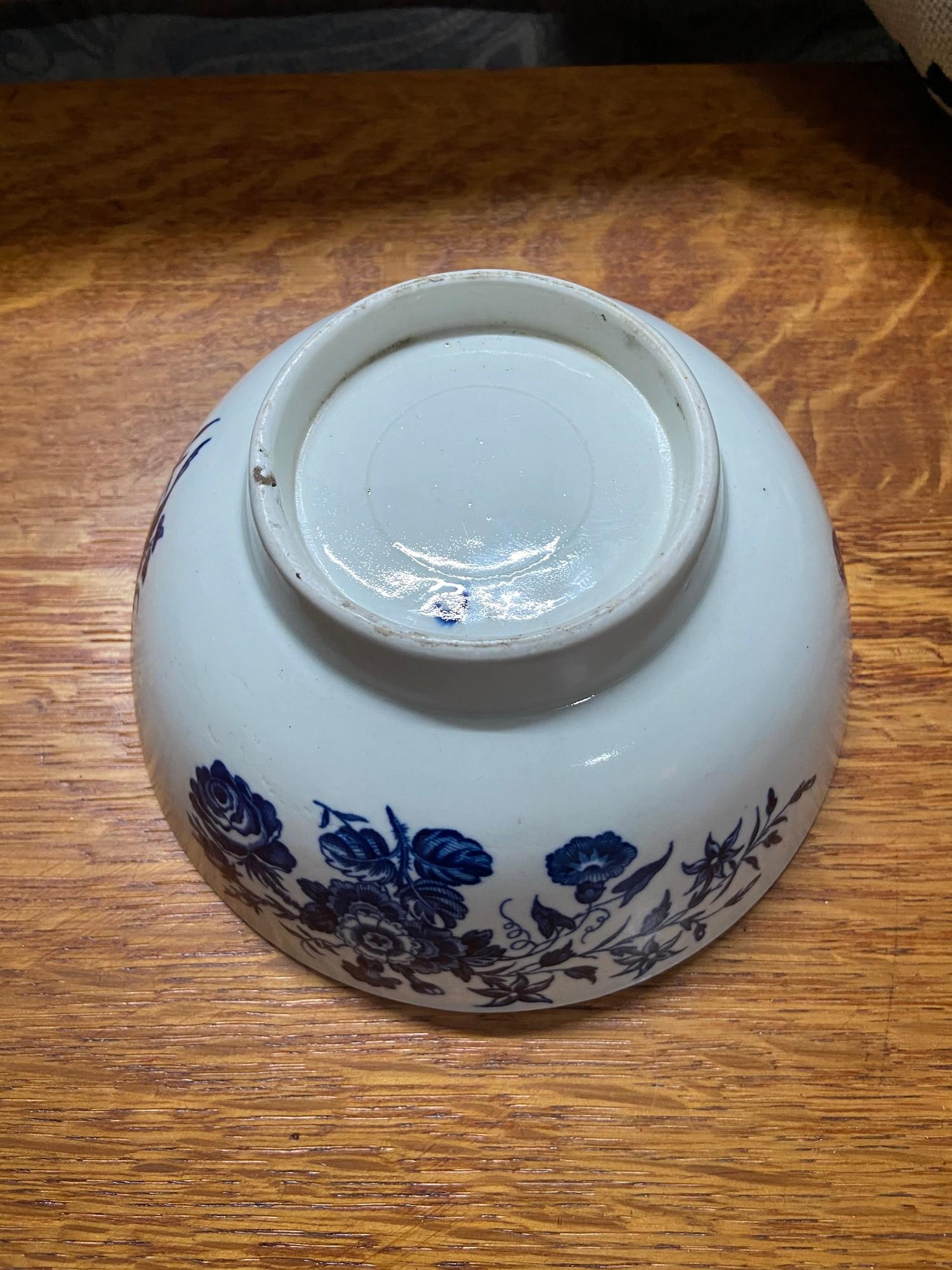 An 18th century blue and white Worcester bowl. - Image 3 of 6