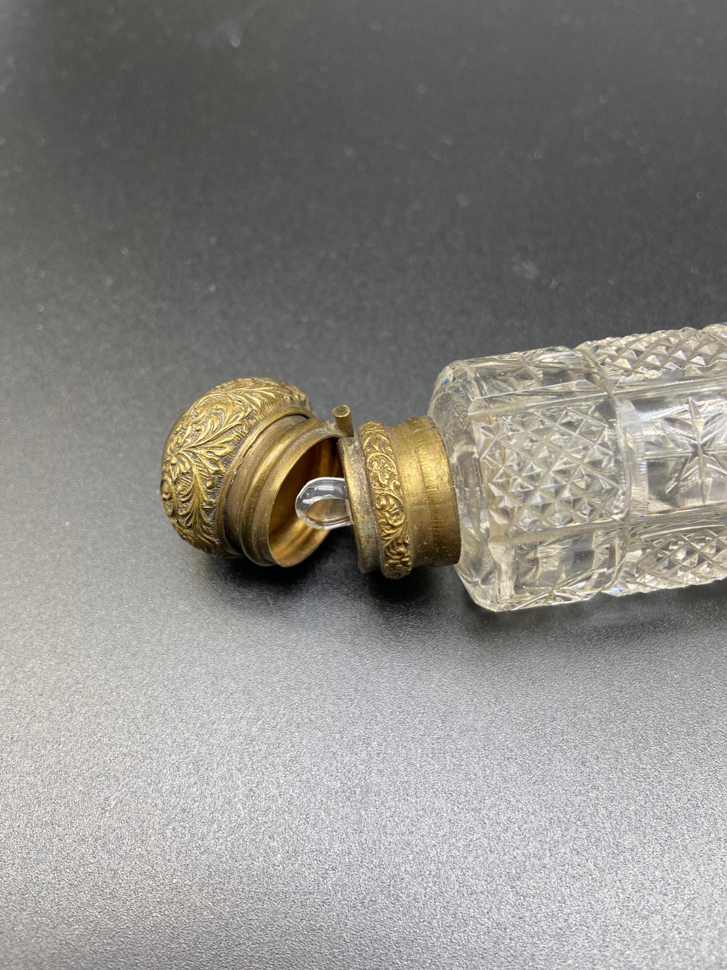 Antique double ended perfume bottle. Designed with two gilt metal tops and cut glass body. Comes - Image 4 of 8