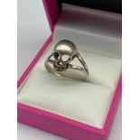 A Silver gent's skull ring. [Ring size S]