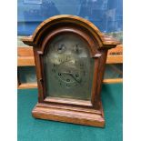 An Antique oak cased fusie mantle clock designed with an engraved face. [38CM IN HEIGHT]