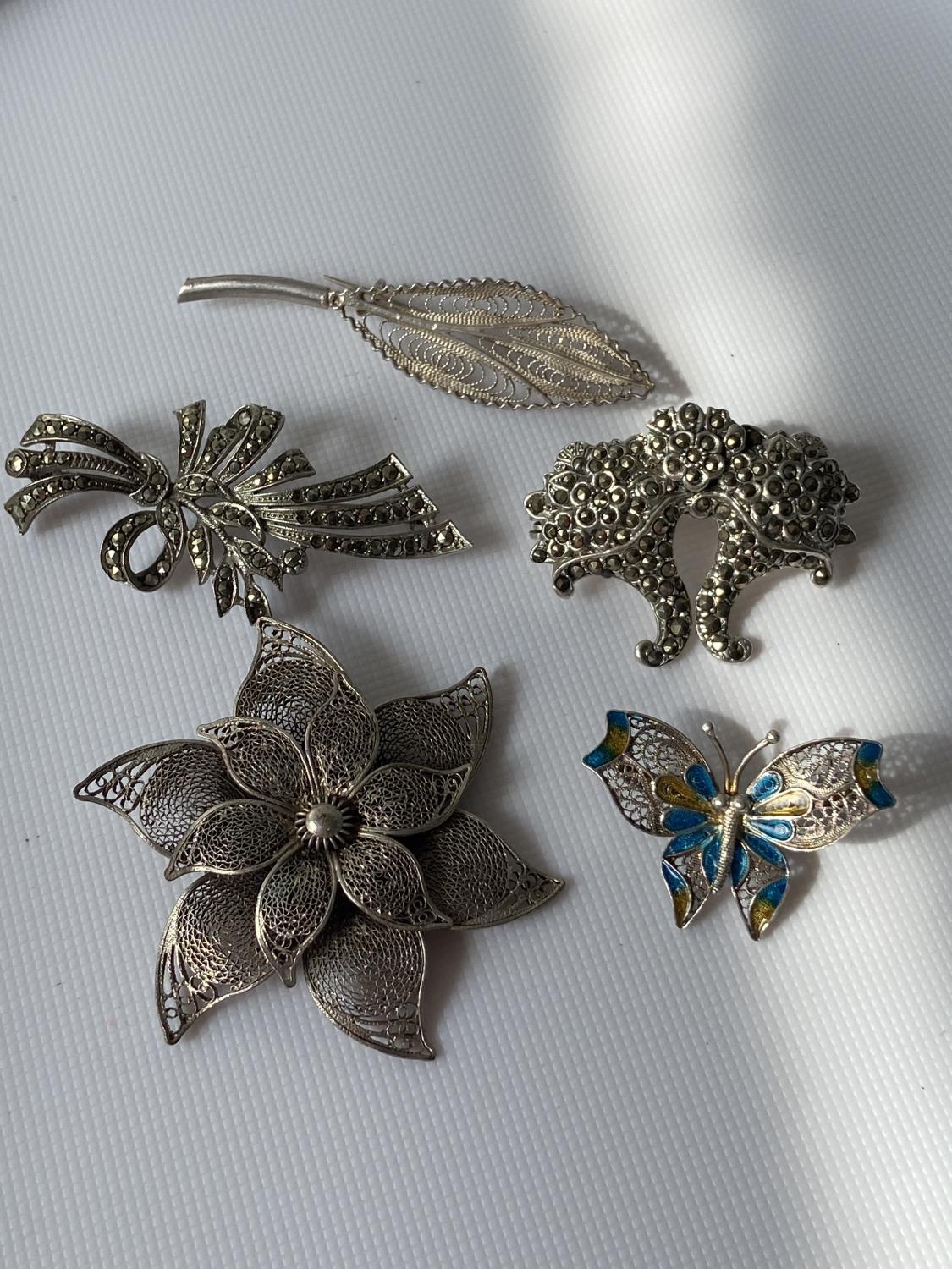 A lot of 5 various silver marked brooches to include filigree & enamel butterfly brooch & London