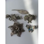 A lot of 5 various silver marked brooches to include filigree & enamel butterfly brooch & London