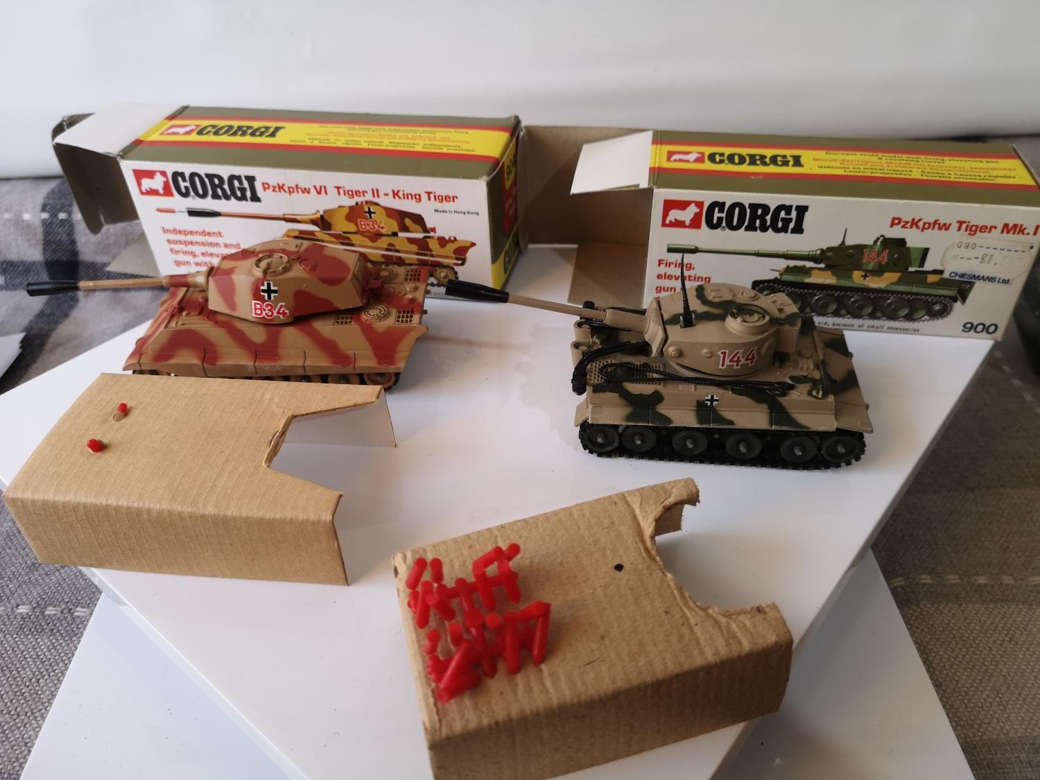 TWO CORGI MILITARY MODELS WITH BOXES. 900 PZKPFW TIGER MKI & 904 KING TIGER TANK.