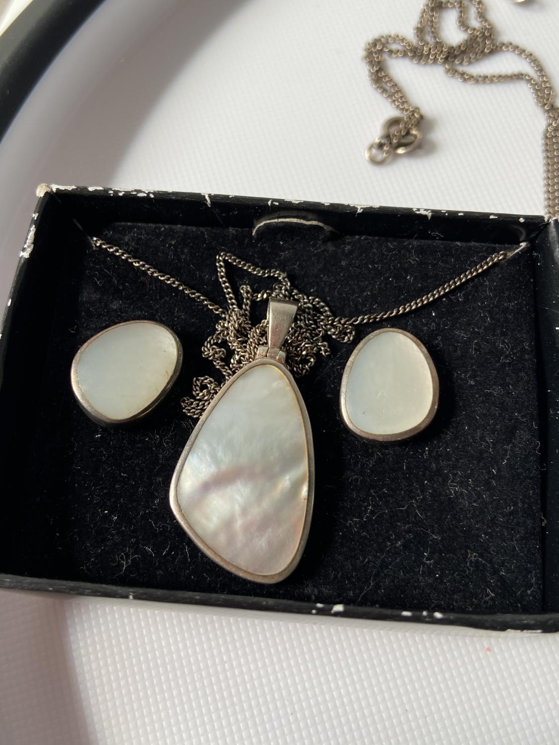 4 various silver necklaces & pendants to include; 925 silver & mother of pearl pendant & earring set - Image 6 of 6