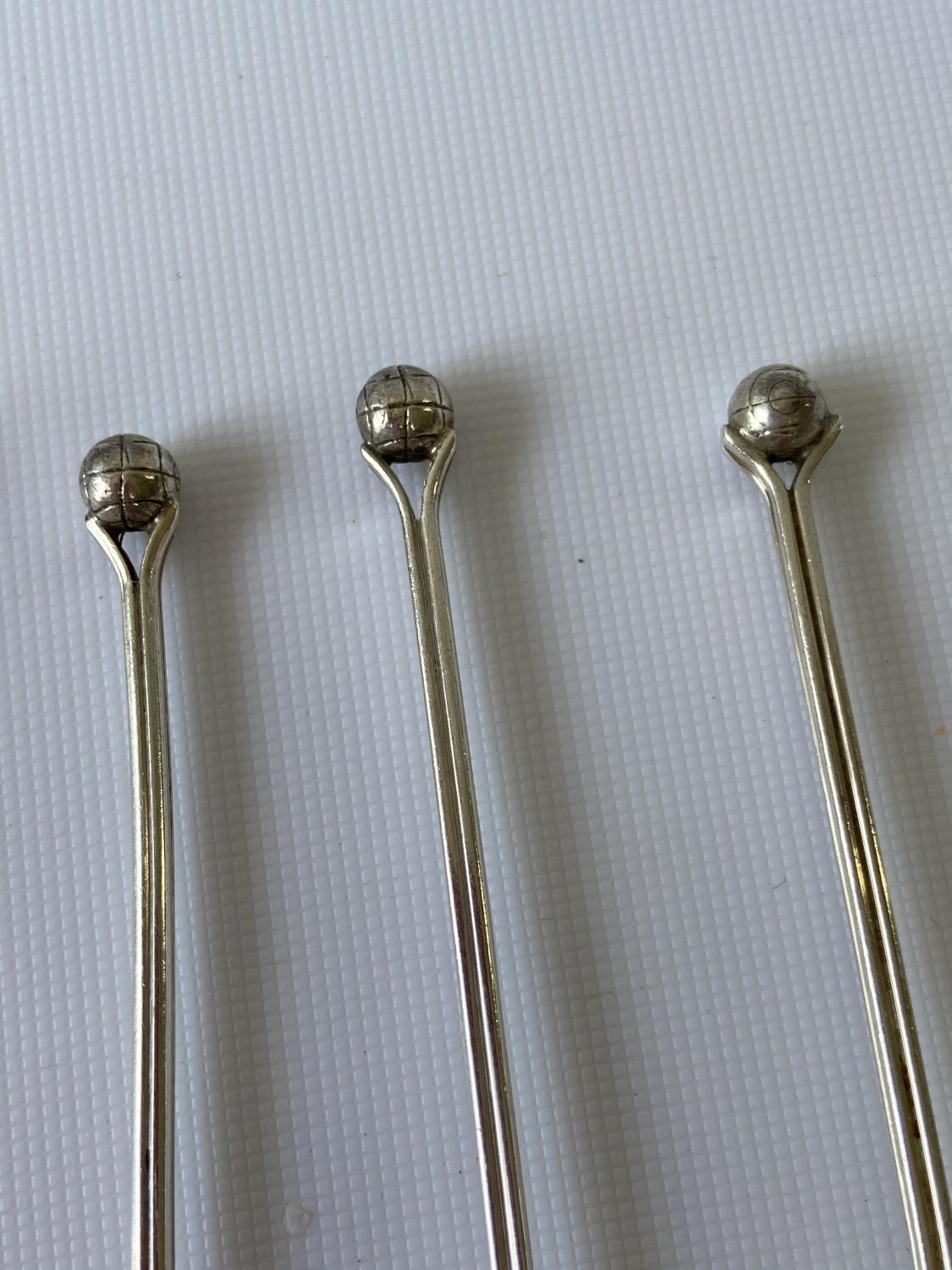 A set of 5 London silver golf tea spoons, designed with golf finials [Robert Pringle & Sons] [52. - Image 6 of 8