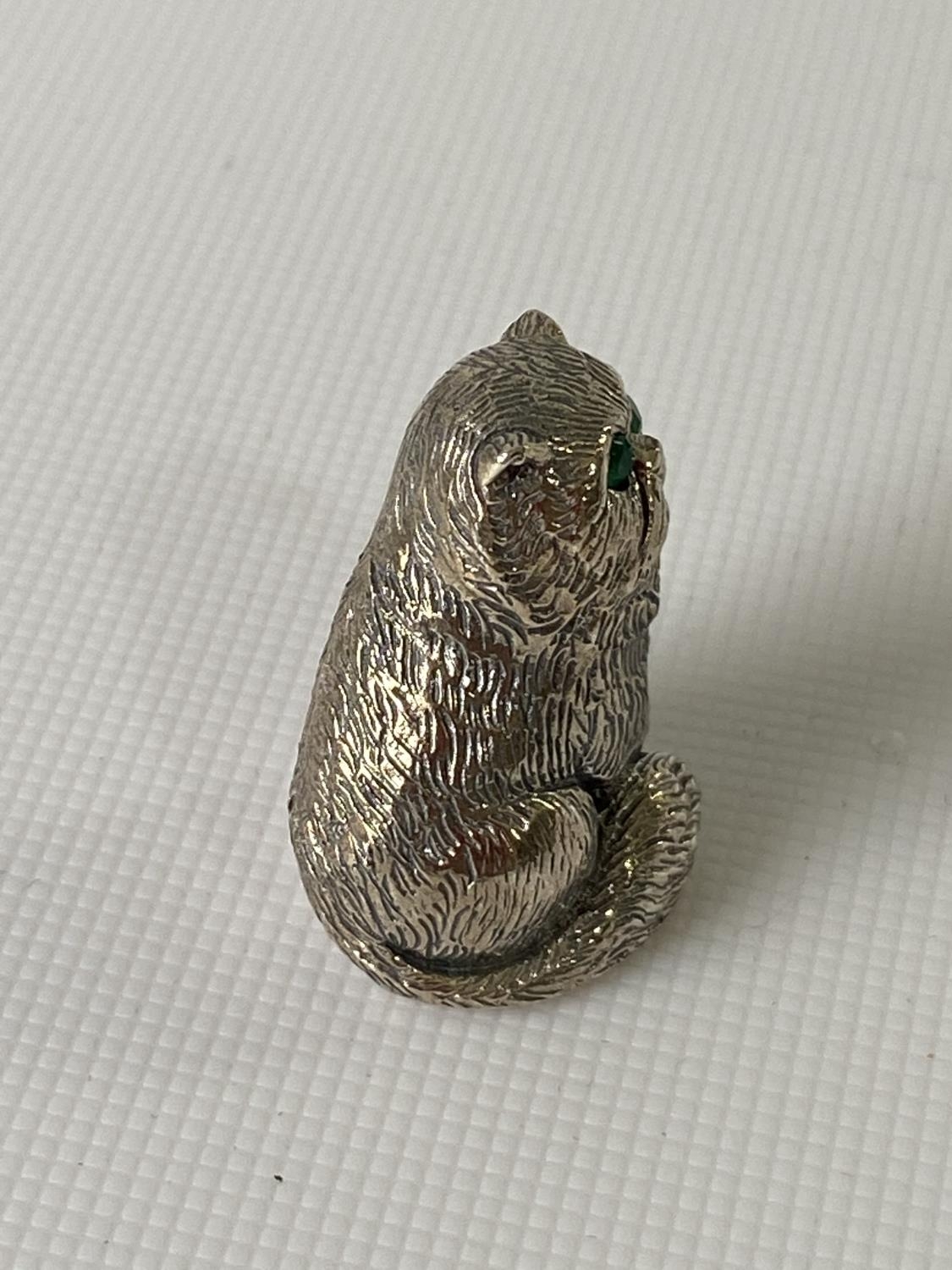 A silver figure of a cat with emerald eyes. [2.3CM IN HEIGHT] - Image 3 of 10