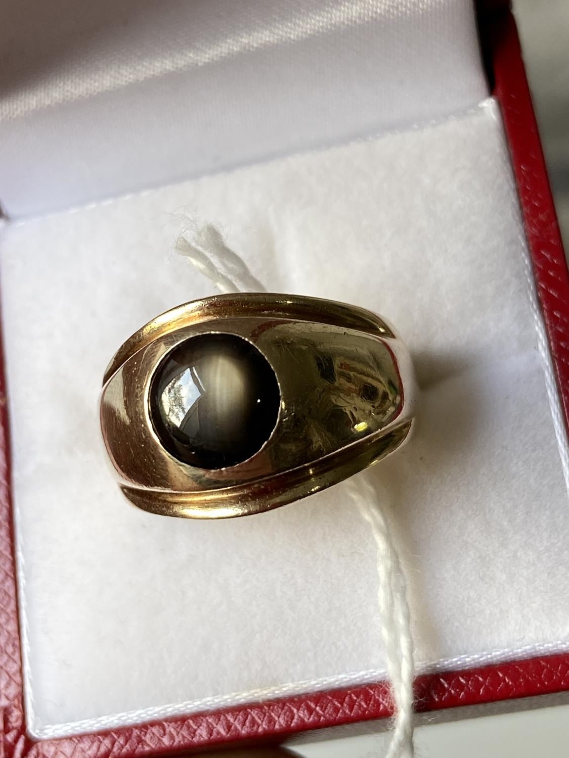 An 18ct gold gents ring set with a single star sapphire/ Cats eye style stone. [size 0] [9.86g] - Image 3 of 8