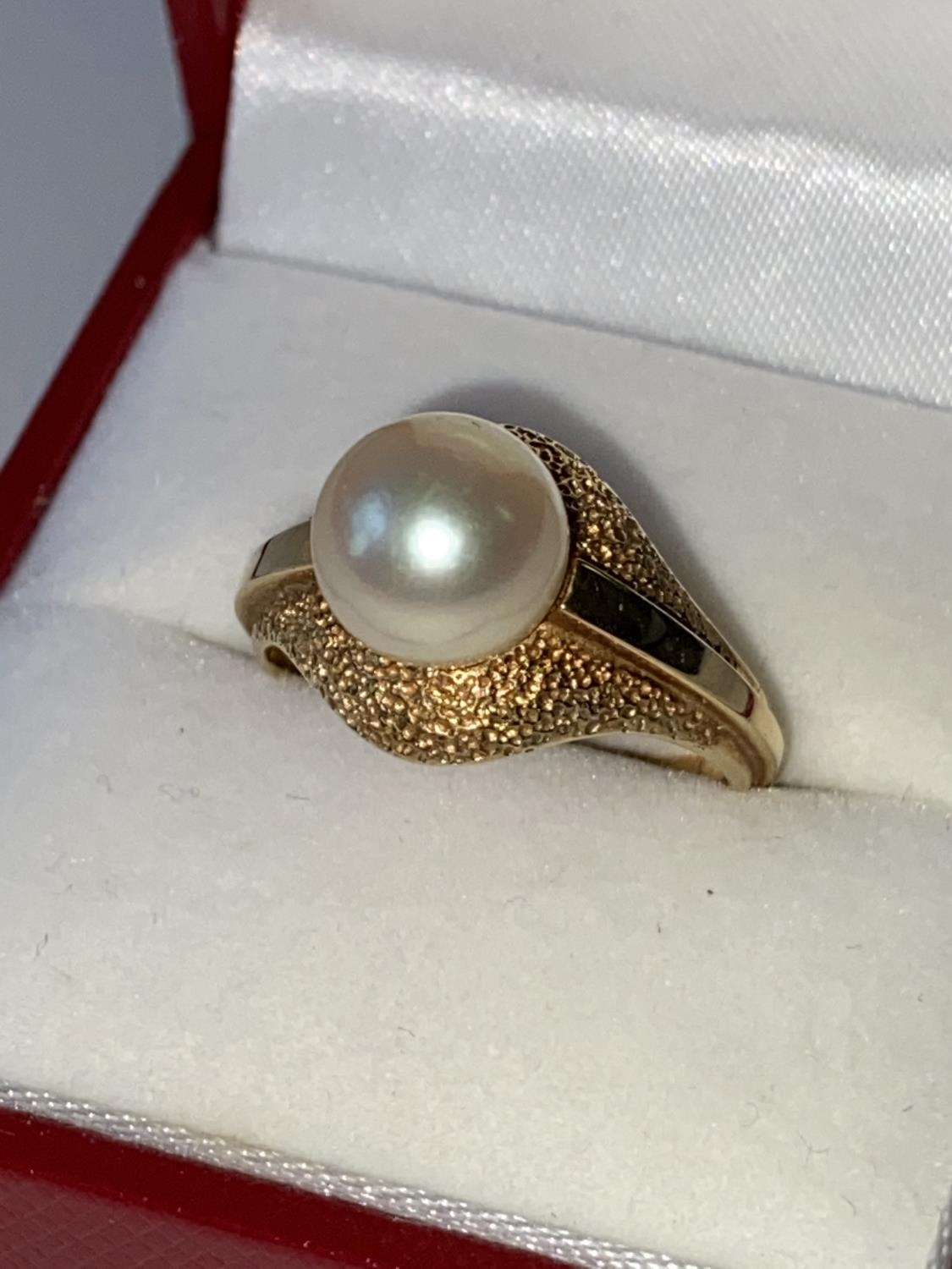 A ladies 14k gold ring set with a single pearl setting, stamped [K14], [3.60g] [size L] - Image 4 of 10