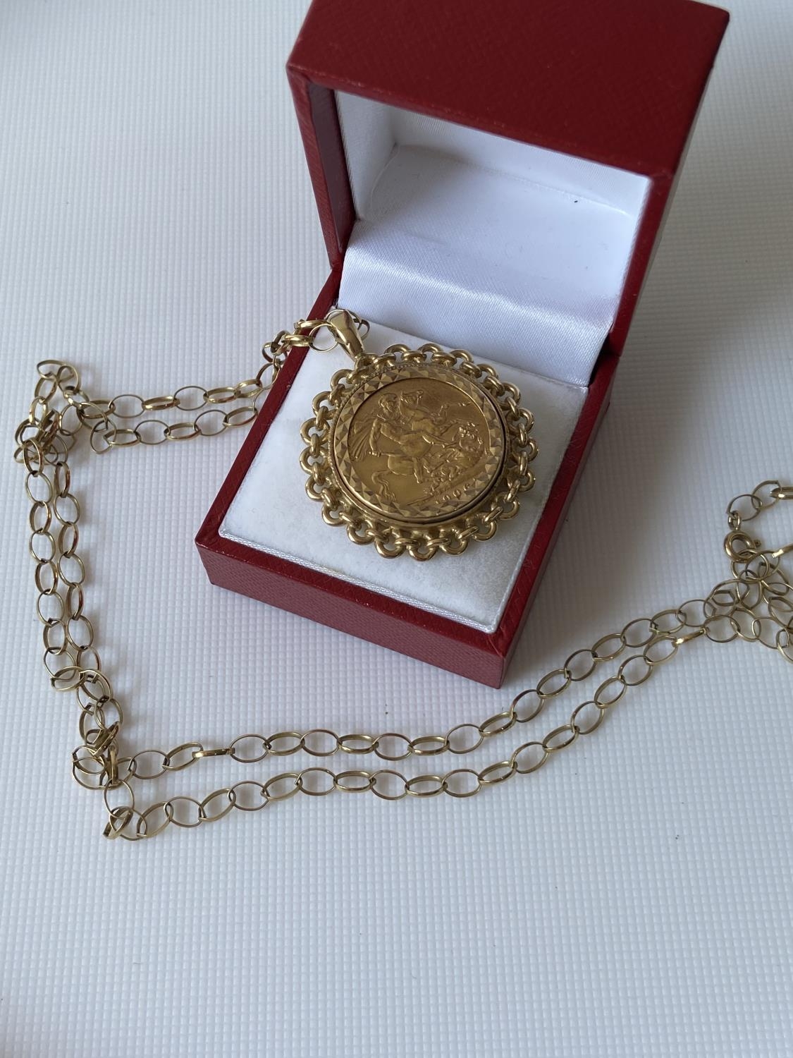 A gold full sovereign, dated 1906, with a 9ct gold pendant & finished with a 9ct gold belcher