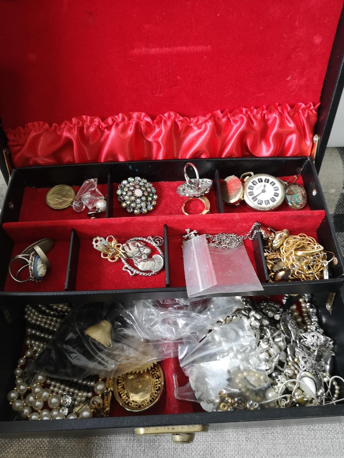 Three jewellery boxes containing various vintage costume jewellery. plated cigarette case, - Bild 4 aus 4