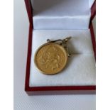 A 9ct gold 1/2 sovereign, dated 1982, with a 9ct gold pendant casing [5.05g]