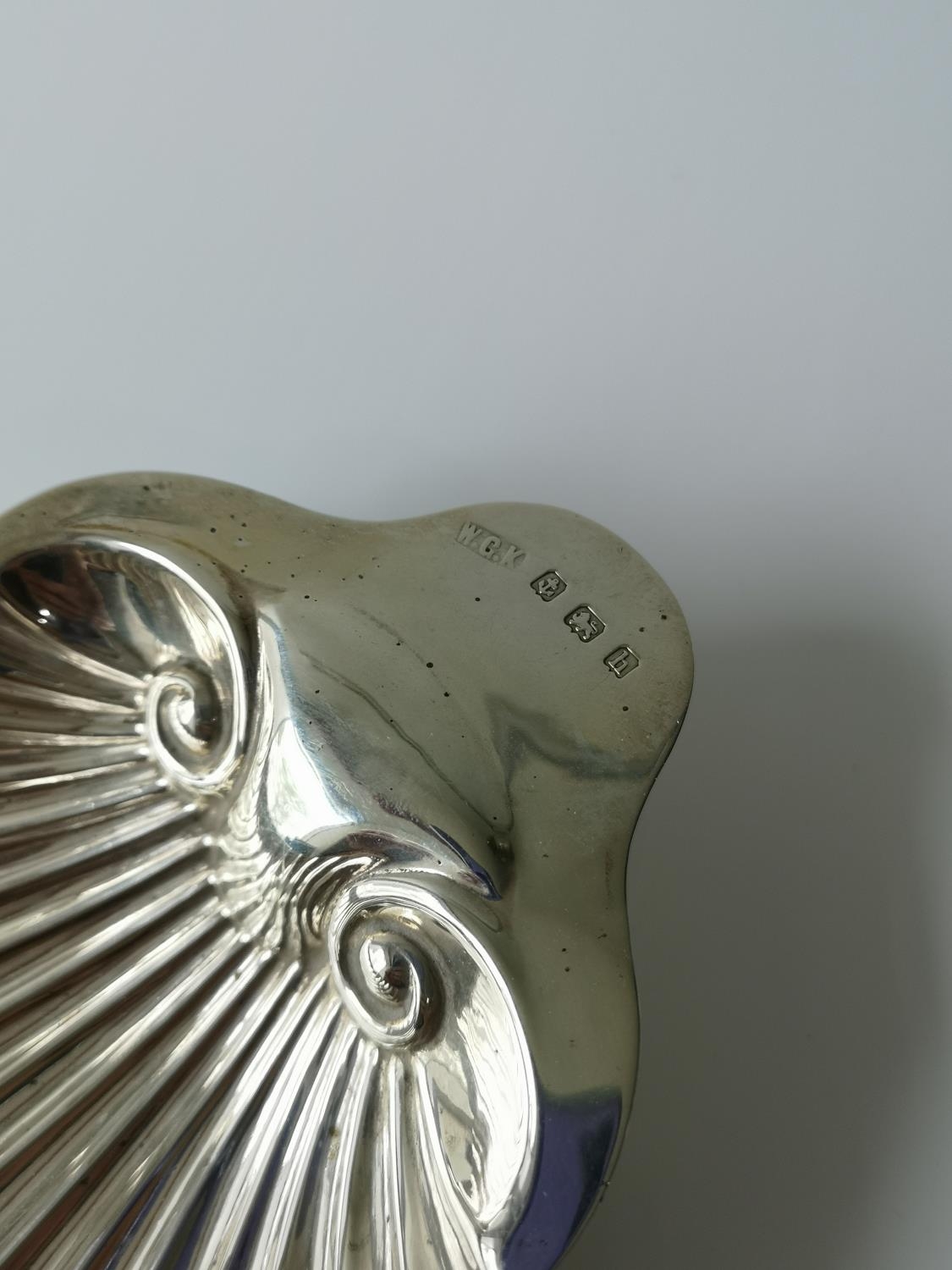 A Birmingham silver Scallop shaped pin dish sat upon three bun supports. Maker W. G. K. [59.62GRAMS] - Image 3 of 3