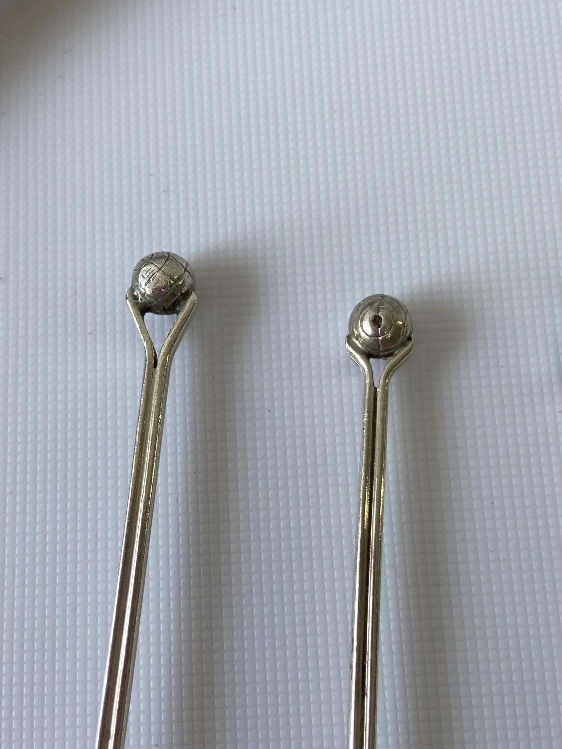 A set of 5 London silver golf tea spoons, designed with golf finials [Robert Pringle & Sons] [52. - Image 4 of 8