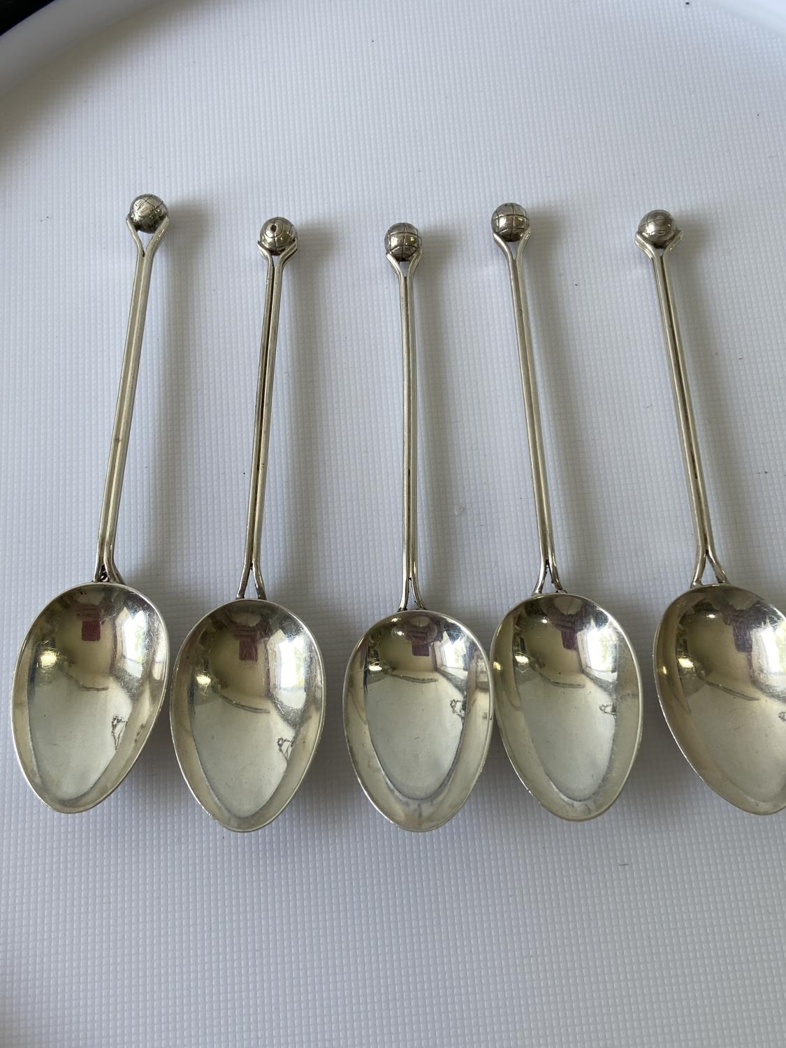 A set of 5 London silver golf tea spoons, designed with golf finials [Robert Pringle & Sons] [52.