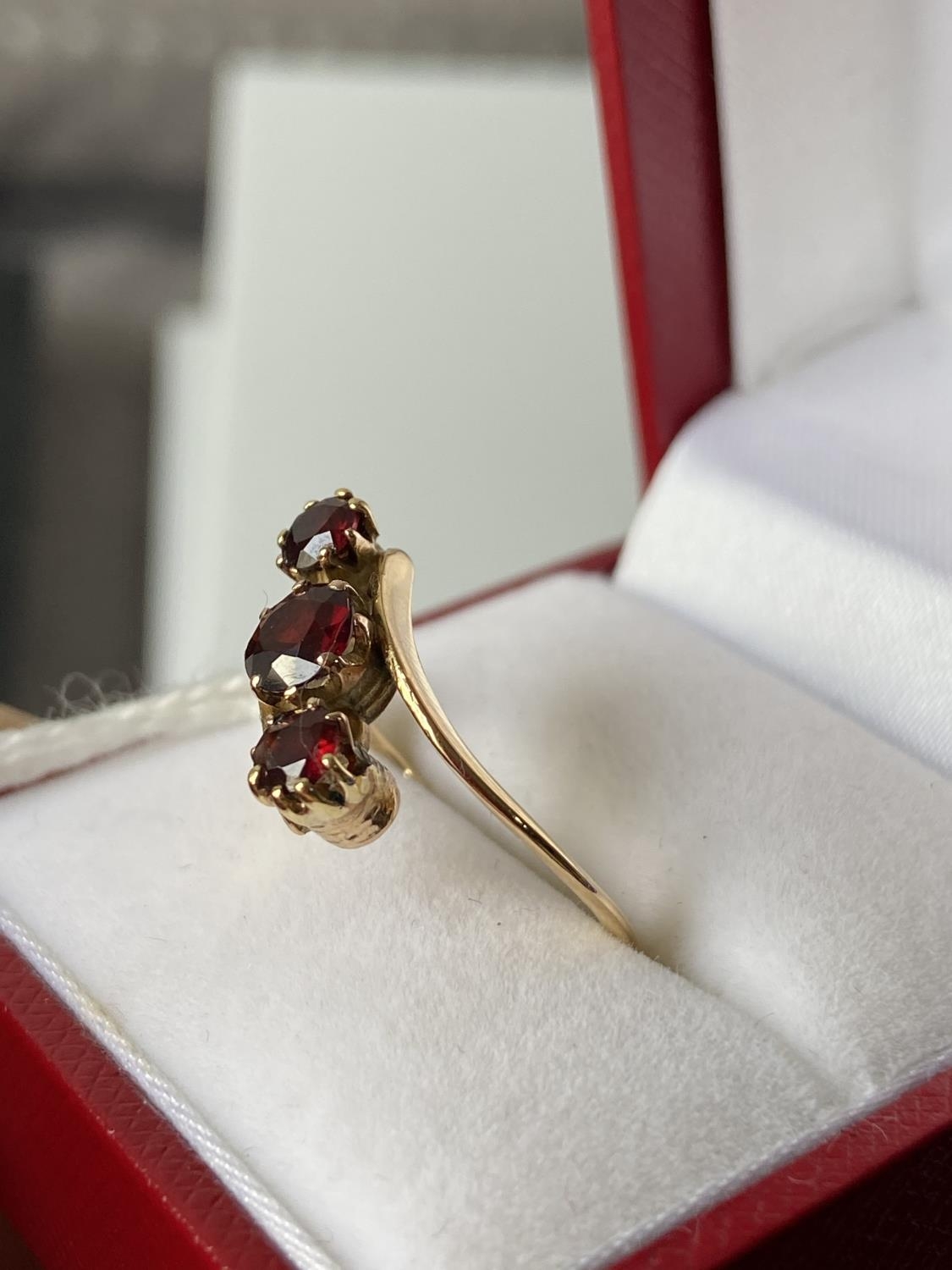 A ladies 18ct gold twist ring set with 3 large garnets [size L] [2.78g] - Image 3 of 10