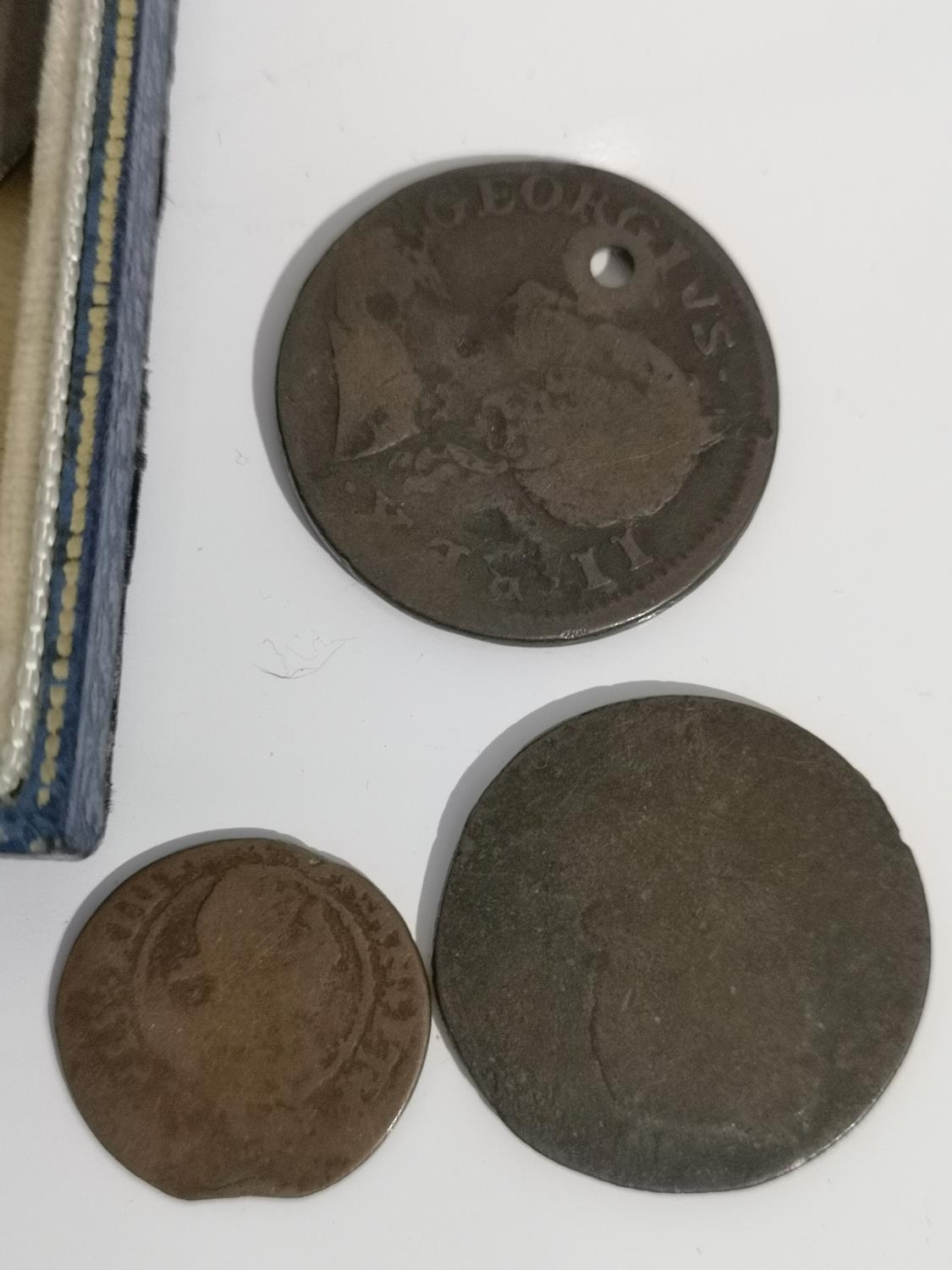 A COLLECTION OF OLD AND ANCIENT COINS TO INCLUDE WEST FRISIA 1627 COIN, 1767 LARGE COIN, NEWGATE - Image 2 of 4