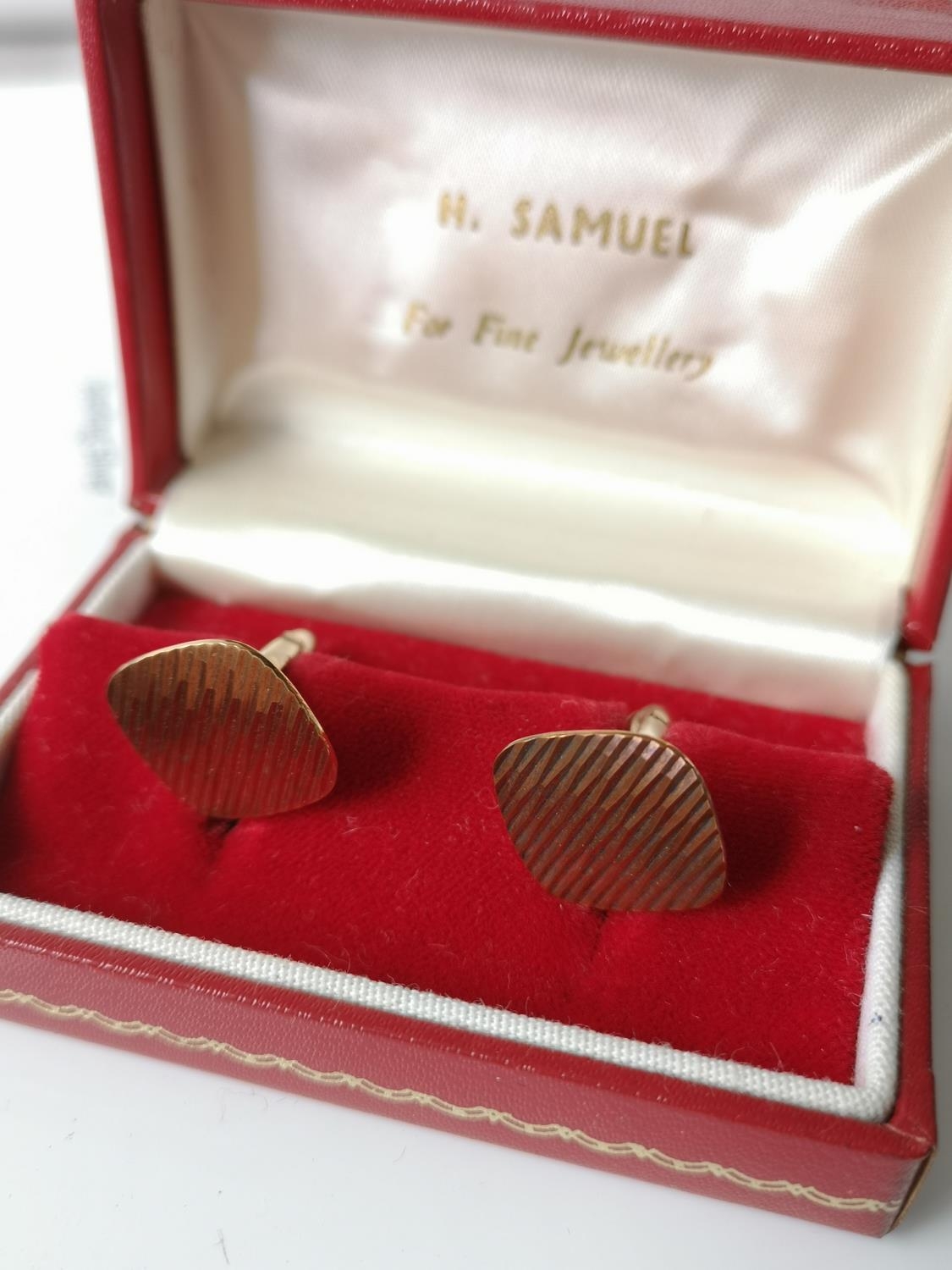 A Pair of vintage 9ct gold cufflinks with original box produced by H. Samuel. [7.48grams] a pair - Image 2 of 5