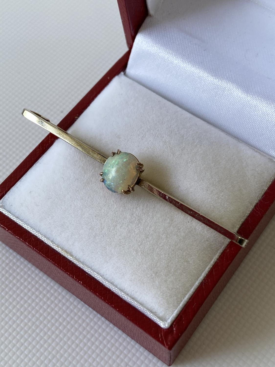 An antique 9ct gold & opal stone bar brooch [length 5cm] [2.28g]