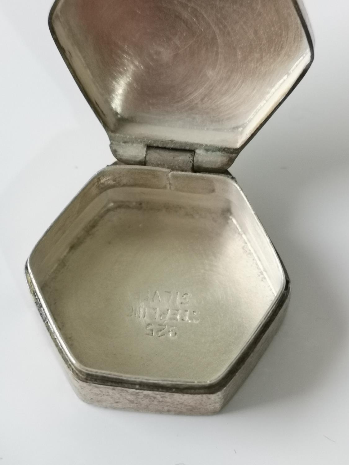 A Small silver hexagonal pill box [0.7x2x2cm] - Image 2 of 2