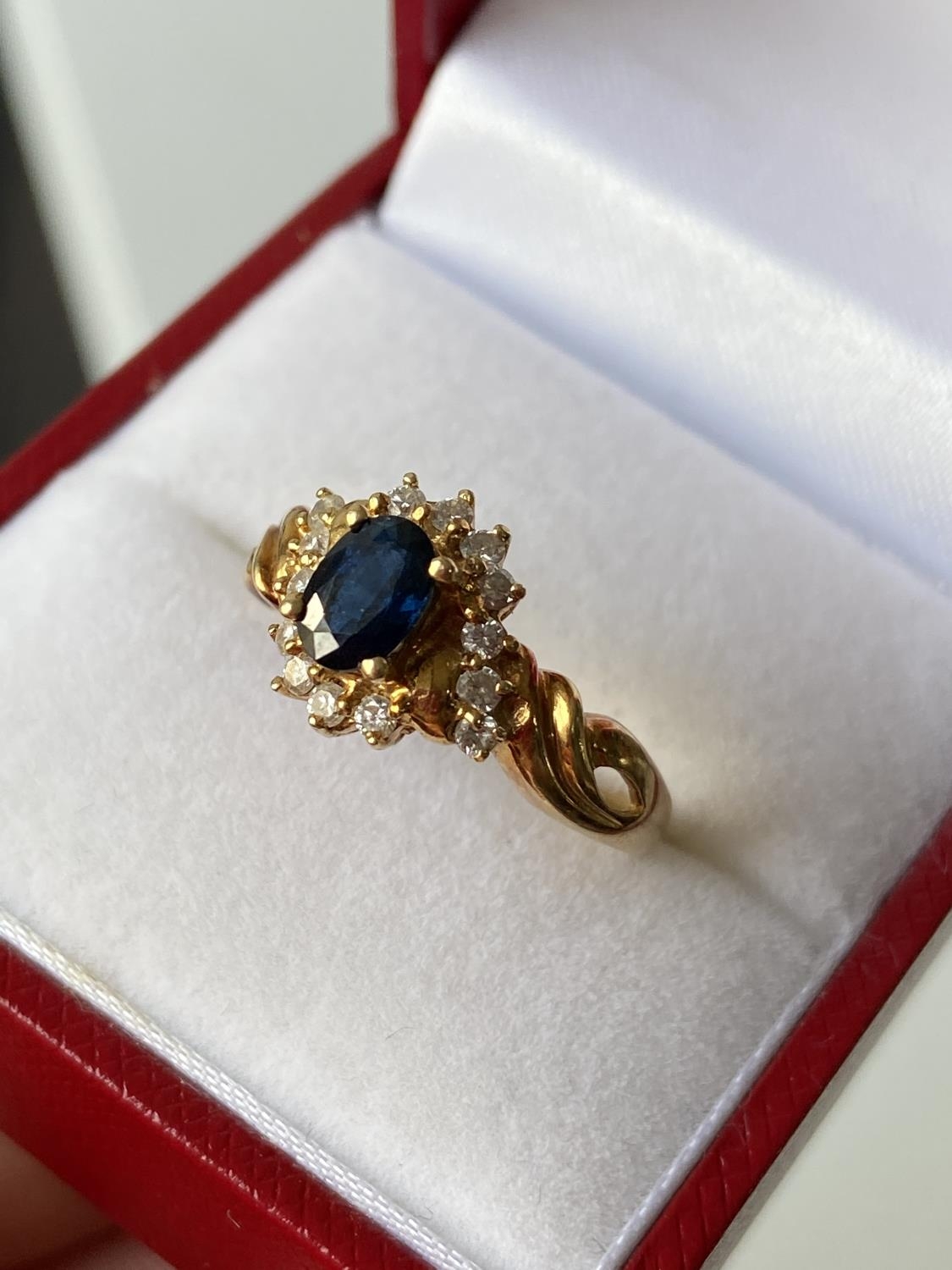 An 18ct gold ladies sapphire & diamond cluster set ring [size L] [3.70g] - Image 2 of 10