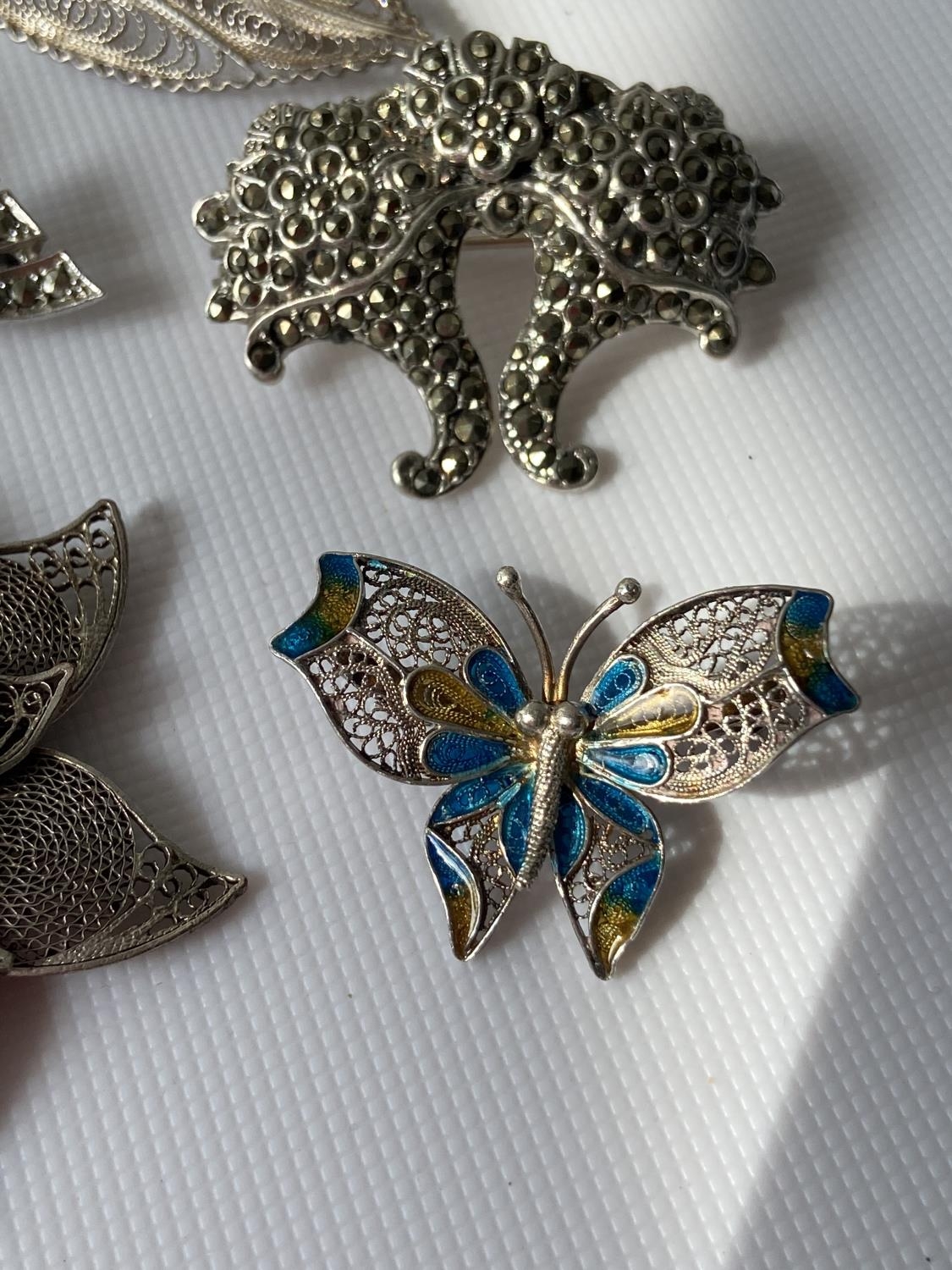 A lot of 5 various silver marked brooches to include filigree & enamel butterfly brooch & London - Image 4 of 8