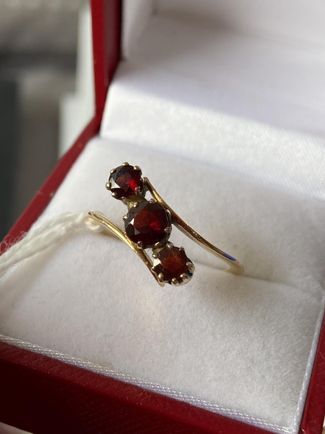 A ladies 18ct gold twist ring set with 3 large garnets [size L] [2.78g] - Image 2 of 10