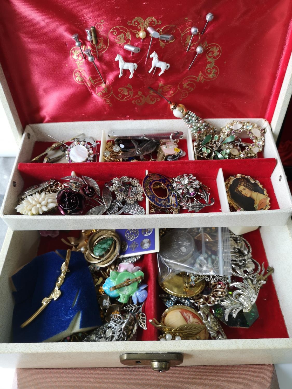 Three jewellery boxes containing various vintage costume jewellery. plated cigarette case, - Bild 3 aus 4