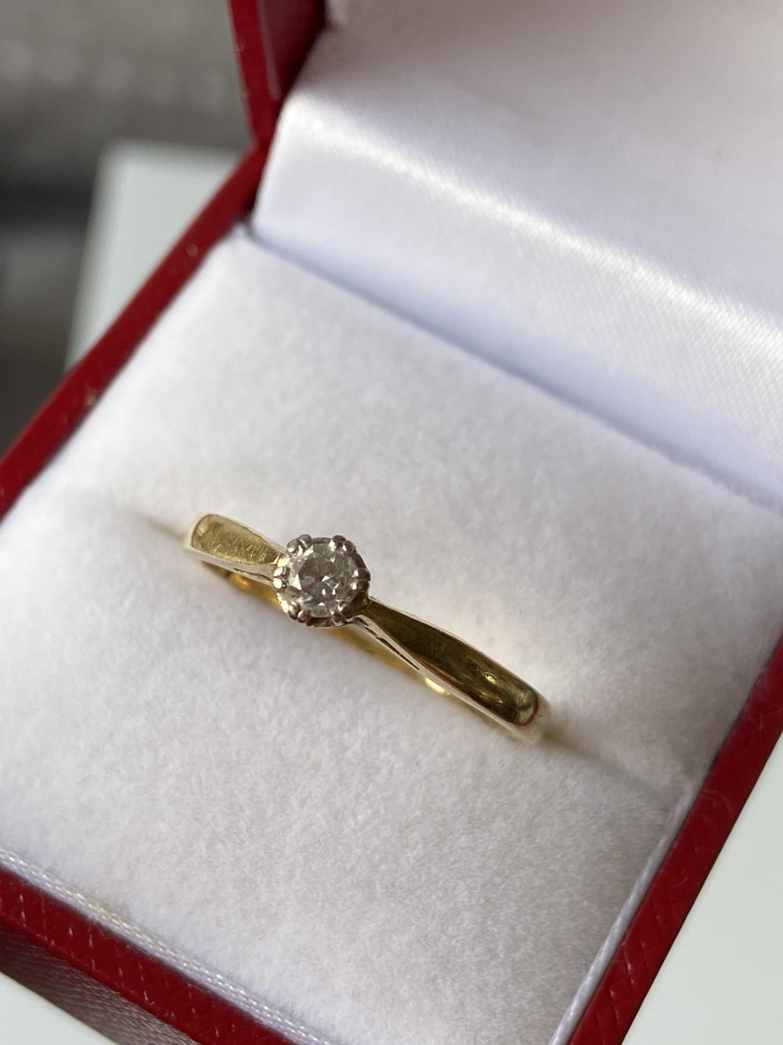 An 18ct gold ladies single diamond ring [0.15ct] [size P] [2.87g] - Image 3 of 8