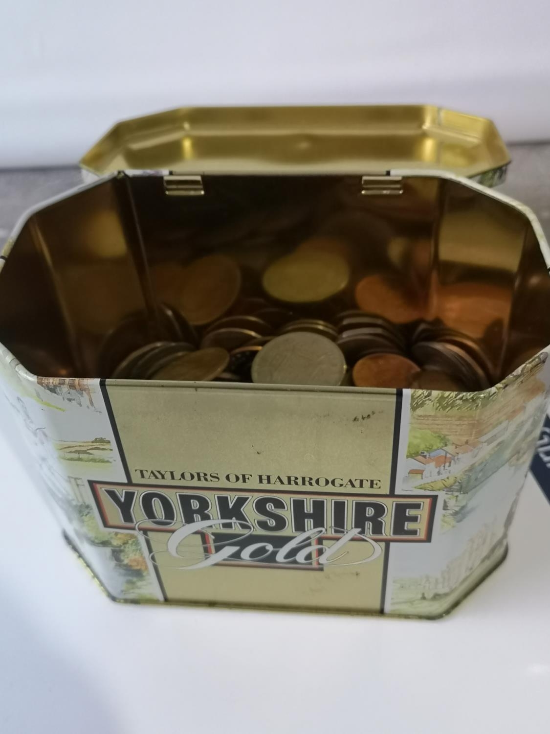 A TIN CONTAINING A COLLECTION OF OLD COINS TO INCLUDE ONE PENNY, HALF PENNY, HALF CROWN, ONE - Image 2 of 2