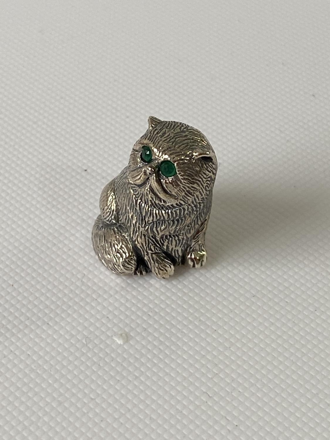 A silver figure of a cat with emerald eyes. [2.3CM IN HEIGHT] - Image 7 of 10