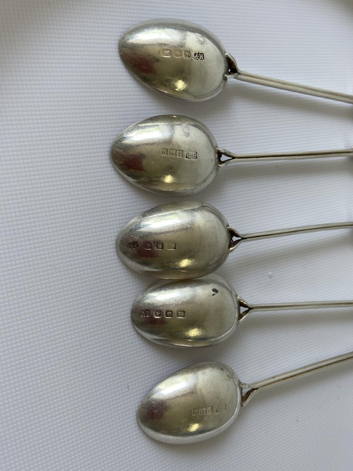 A set of 5 London silver golf tea spoons, designed with golf finials [Robert Pringle & Sons] [52. - Image 8 of 8