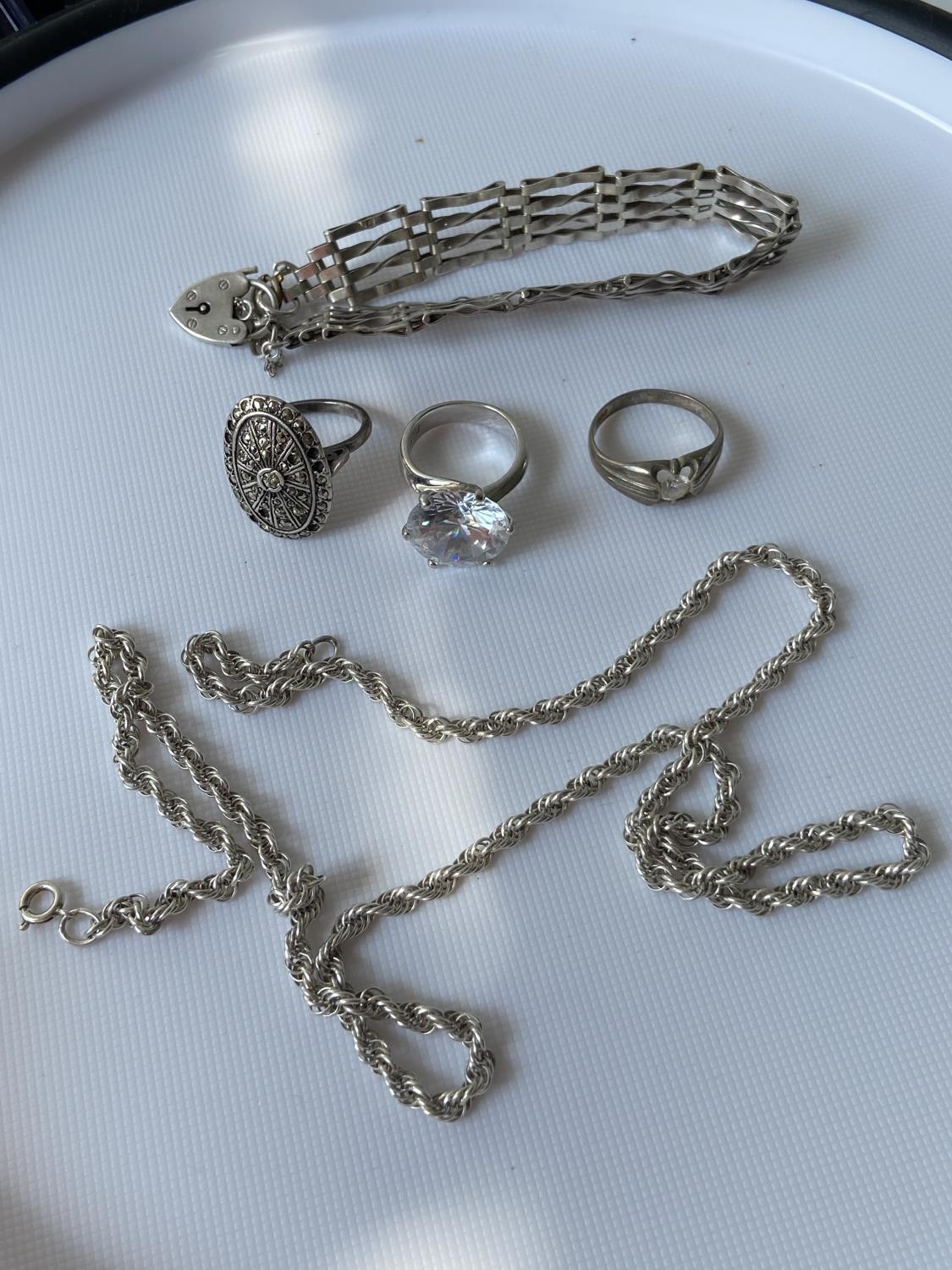 3 various silver rings, a silver gate bracelet and a silver rope necklace - Image 2 of 6