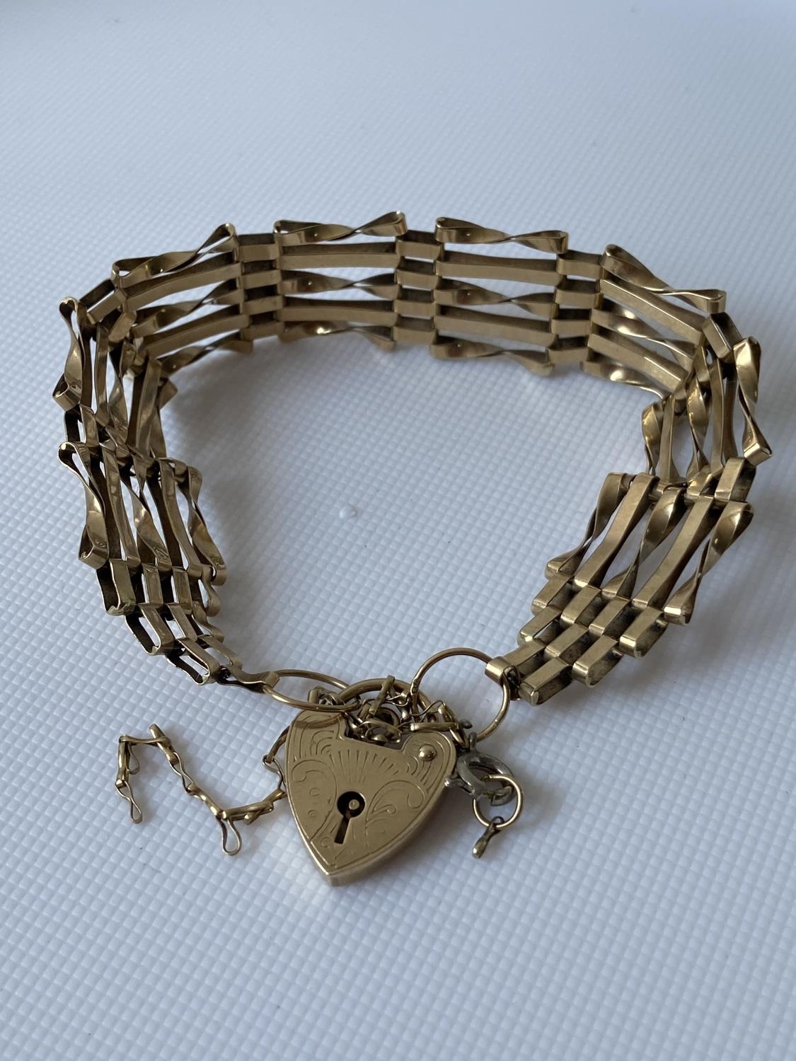 A 9ct gold gate bracelet [length 17.5cm] [10.60g]