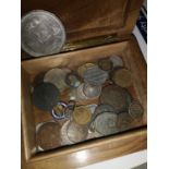 A COLLECTION OF VARIOUS COLLECTABLE COINS TO INCLUDE VARIOUS SILVER AND COPPER COINS. ALSO
