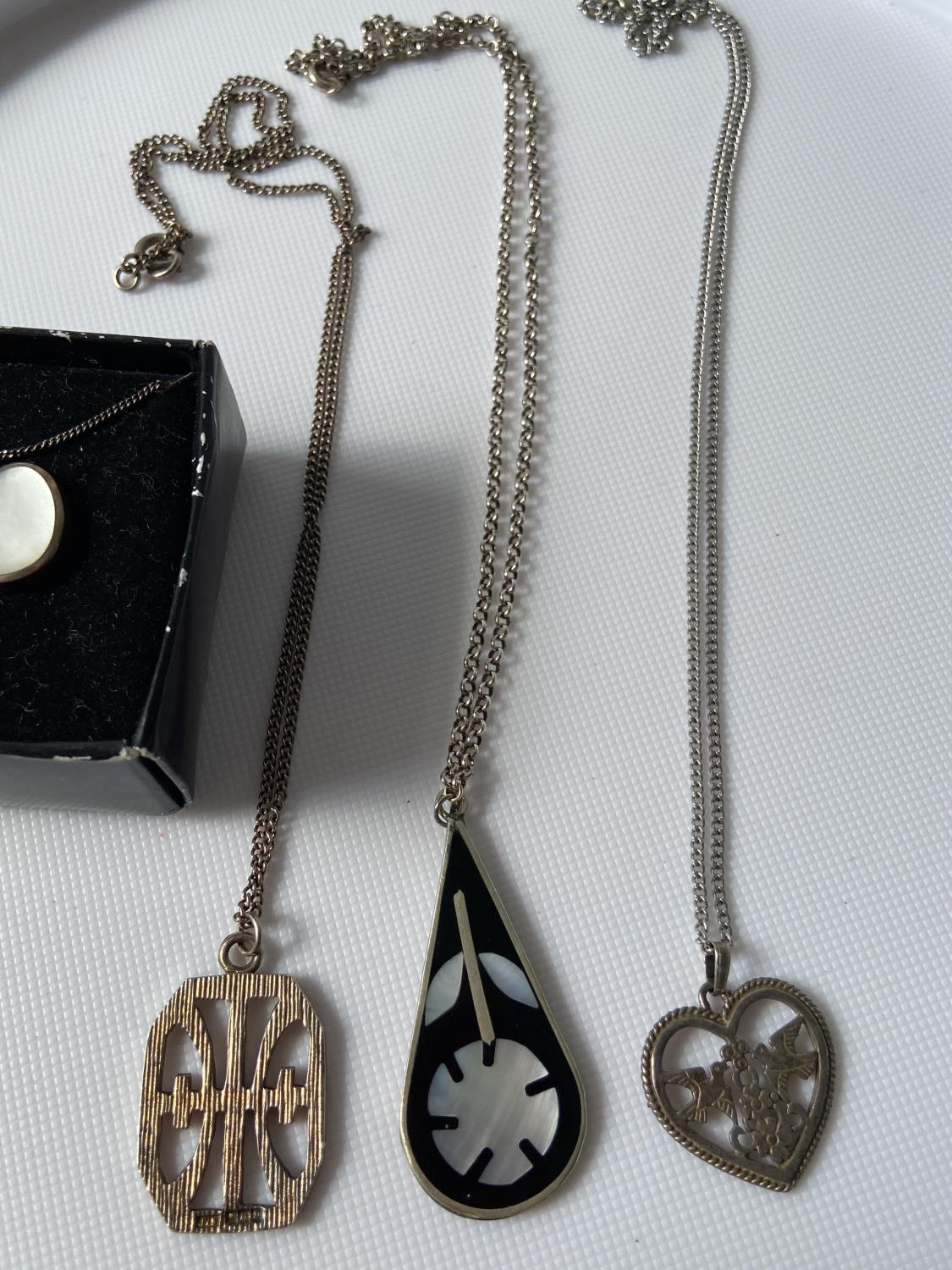4 various silver necklaces & pendants to include; 925 silver & mother of pearl pendant & earring set - Image 4 of 6