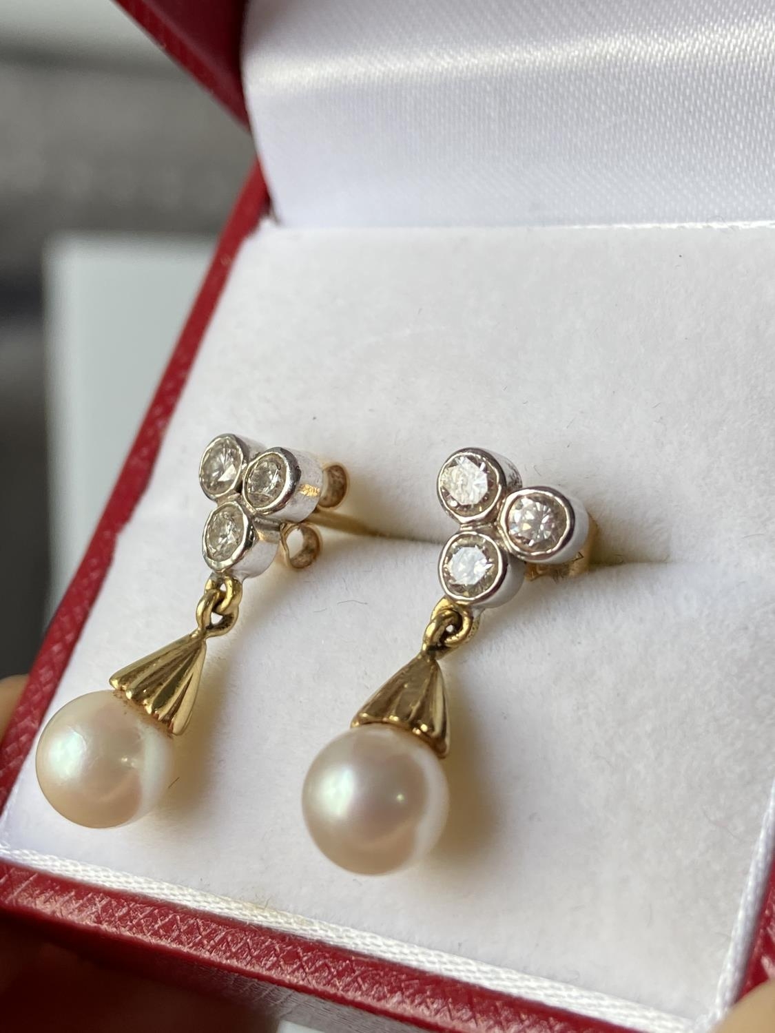 A pair of 18ct gold diamond & pearl drop earrings [2 3/4mm x 6 diamonds] [2.90g] - Image 5 of 8