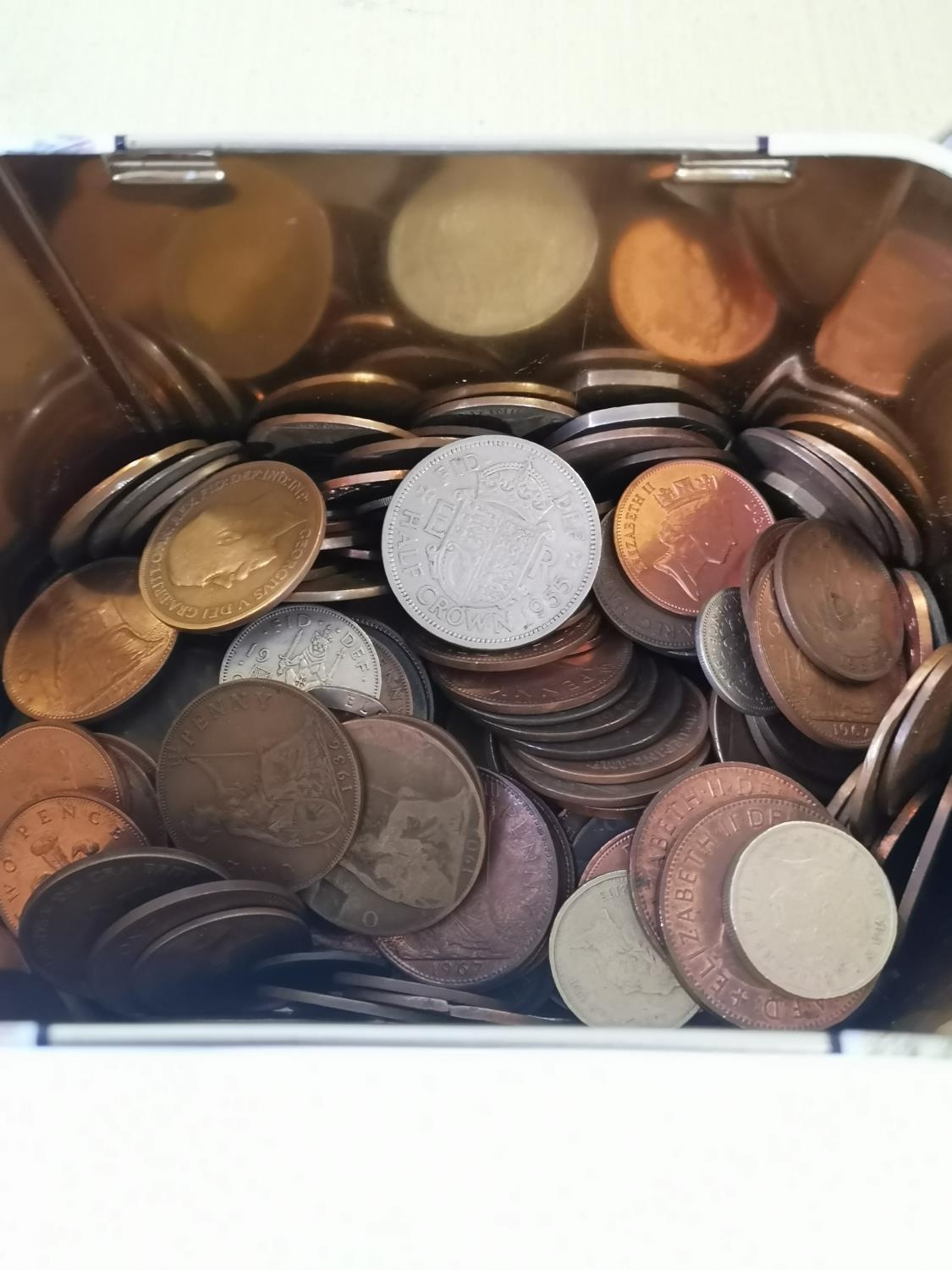 A TIN CONTAINING A COLLECTION OF OLD COINS TO INCLUDE ONE PENNY, HALF PENNY, HALF CROWN, ONE