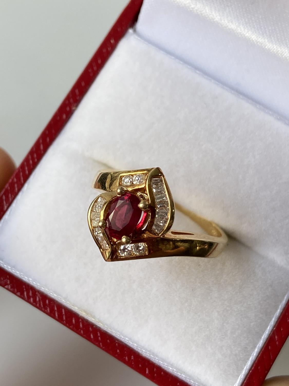 An 18ct gold ladies diamond & ruby set ring [size M] [4.13g] - Image 2 of 12