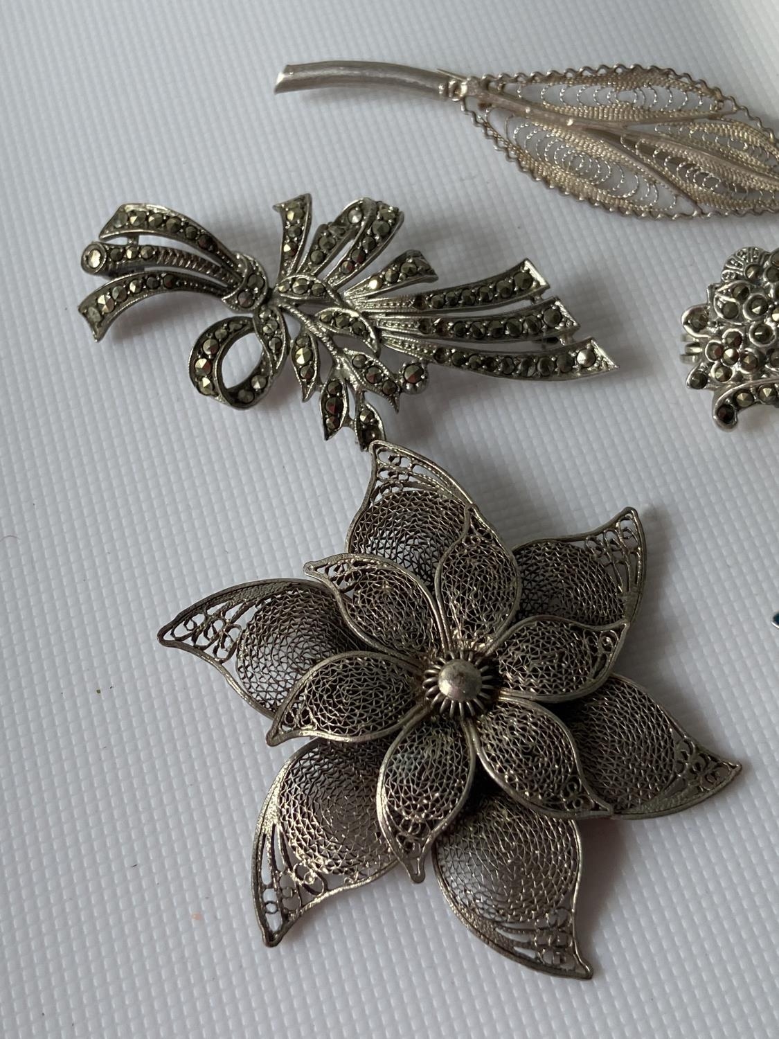 A lot of 5 various silver marked brooches to include filigree & enamel butterfly brooch & London - Image 8 of 8