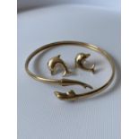 A 9ct gold dolphin design bangle, together with a pair of dolphin earrings [6cm] [7.51g]