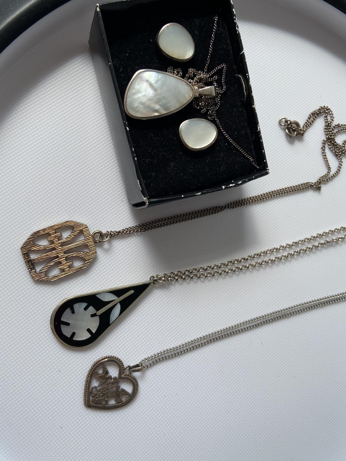 4 various silver necklaces & pendants to include; 925 silver & mother of pearl pendant & earring set - Image 2 of 6